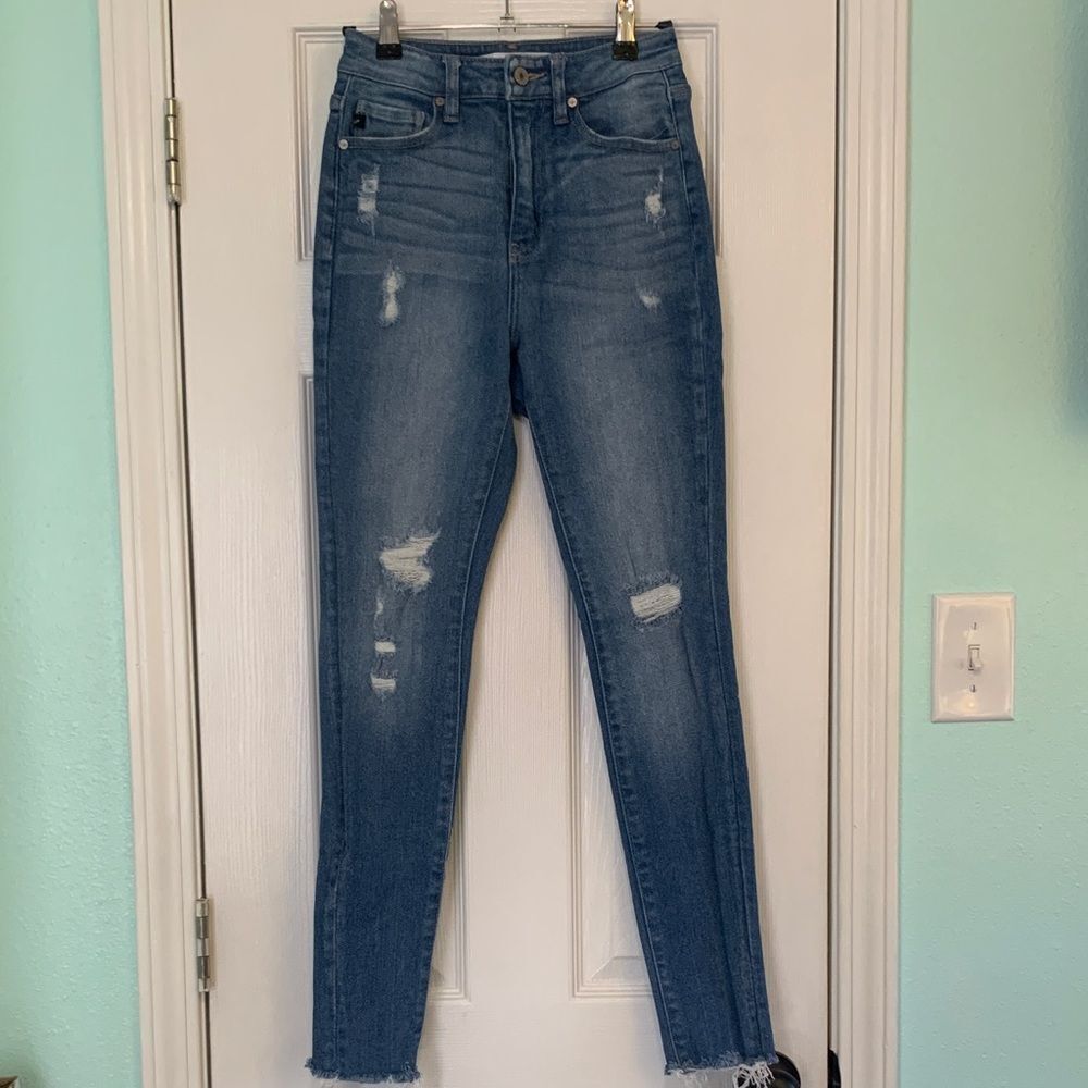 Kancan Estilo light Wash skinny jeans size 24. Distressed look.
